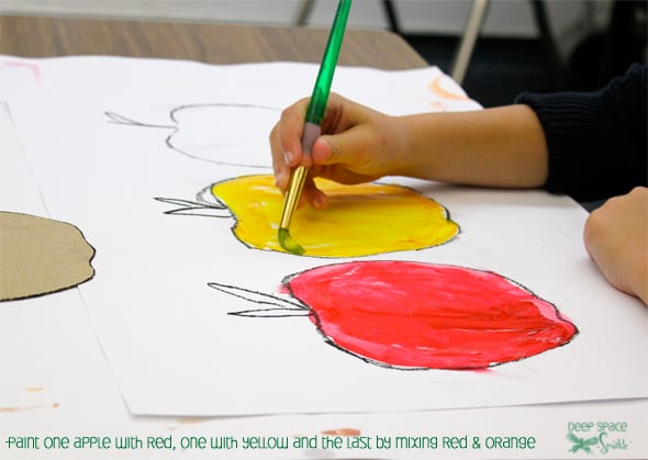 Prueba este bonito proyecto de dibujo de manzanas con tus hijos y luego experimenta con los colores para pintar tus manzanas.