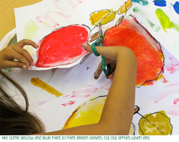 Essayez ce joli bricolage de pommes avec vos enfants puis expérimentez les couleurs pour peindre vos pommes.